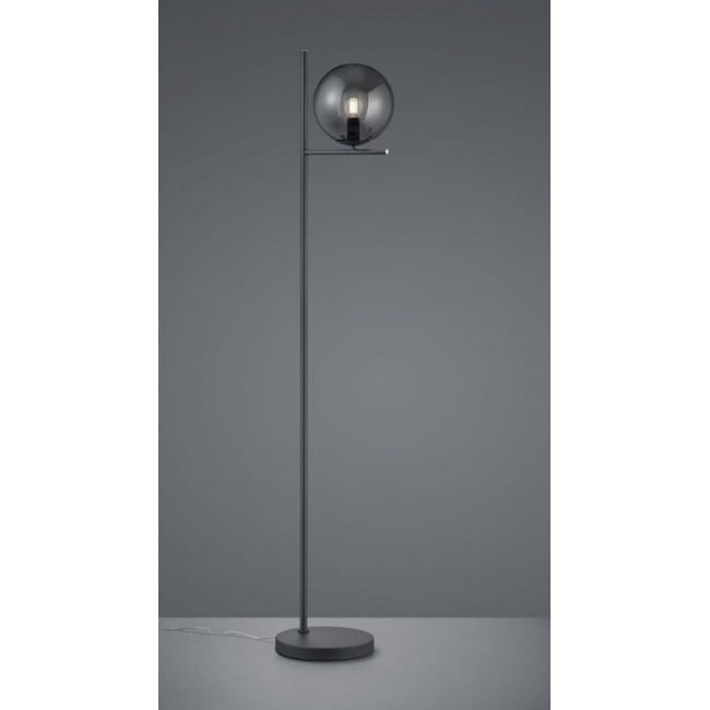 Lampa podłogowa Pure 1-punktowa w kolorze antracytowym. Posiada prostą, metalową konstrukcję z okrągłą podstawą i szklanym kloszem, umieszczonym na poziomej poprzeczce. Całość prezentuje się minimalistycznie na jednolitym tle.