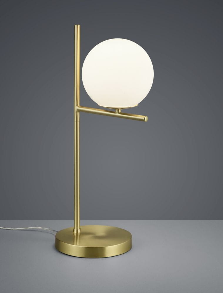 Lampa stołowa Pure z jedną żarówką, wykonana z mosiądzu. Posiada okrągły, mleczny klosz umieszczony na cienkiej, pionowej podstawie i poziomej poprzeczce. Tło szare, minimalistyczne.