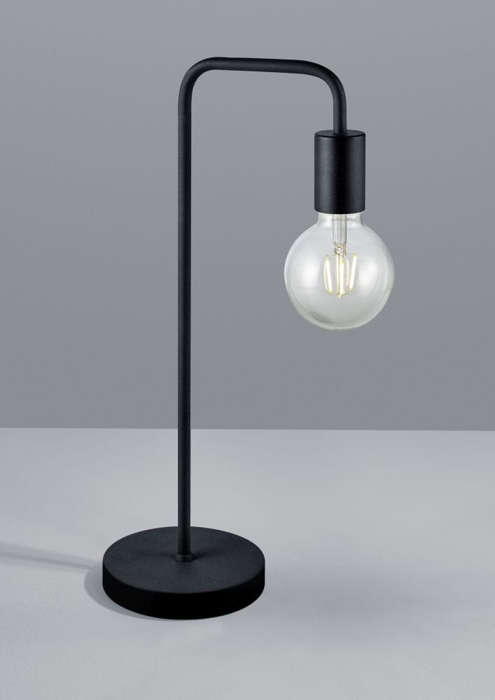Czarna lampa stołowa Diallo z jednopunktowym źródłem światła. Metalowa, matowa podstawa w okrągłym kształcie oraz prosta, zakrzywiona noga. Szklana bańka z widocznymi żarnikiem. Ujęcie z boku na jednolitym tle.