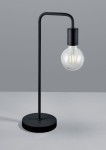 Czarna lampa stołowa Diallo z jednopunktowym źródłem światła. Metalowa, matowa podstawa w okrągłym kształcie oraz prosta, zakrzywiona noga. Szklana bańka z widocznymi żarnikiem. Ujęcie z boku na jednolitym tle.