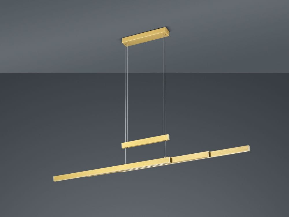 Trajan LED lampa wisząca 3-punktowa w kolorze mosiądzu. Składa się z trzech poziomych pasków zawieszonych na cienkich linkach. Montaż sufitowy, minimalistyczny design. Tło w odcieniach szarości.