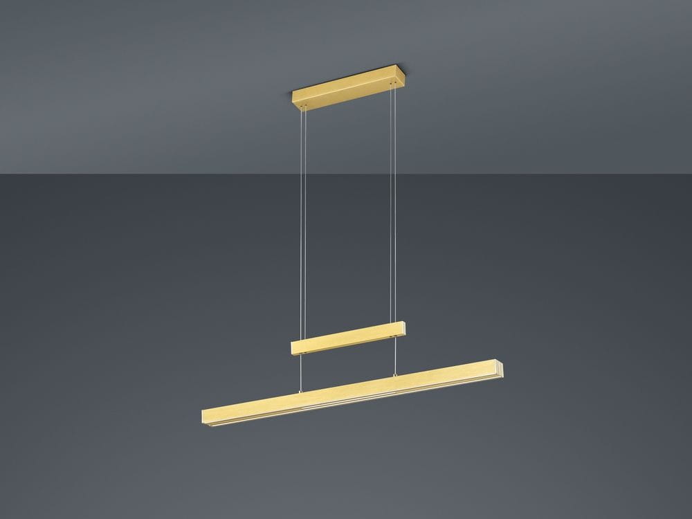 Trajan LED lampa wisząca 3-punktowa w kolorze mosiądzu, składająca się z trzech prostokątnych paneli, zawieszona na cienkich linkach, w minimalistycznym stylu, umieszczona na szarym tle.