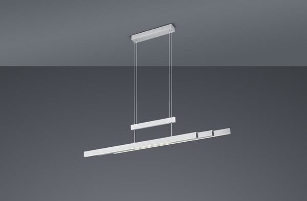 Trajan LED lampa wisząca 3-punktowa w kolorze niklowym, o nowoczesnym, prostokątnym kształcie. Zawieszona na cienkich linkach, składa się z długiego panelu z trzema źródłami światła. Tło ciemnoszare, podkreślające elegancję lampy.