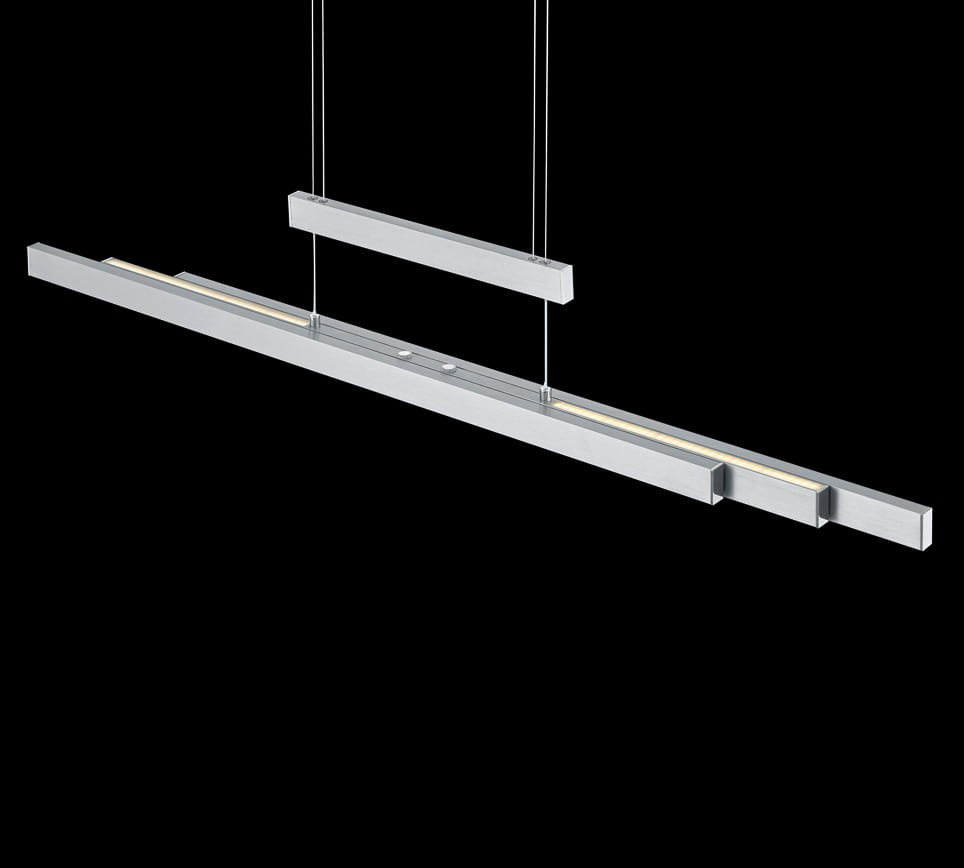 Lampa wisząca Trajan LED w kolorze niklu, 3-punktowa, z trzema prostokątnymi elementami w różnych długościach. Wykończenie matowe, z widocznymi diodami LED. Wisi na cienkich linkach, na czarnym tle. Idealna do nowoczesnych wnętrz.
