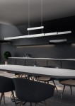 Lampa wisząca Trajan LED 3-punktowa w niklowym wykończeniu, składająca się z trzech prostokątnych paneli świetlnych zawieszonych na cienkich linkach. Umieszczona nad stołem w nowoczesnej kuchni, w tle czarne meble.