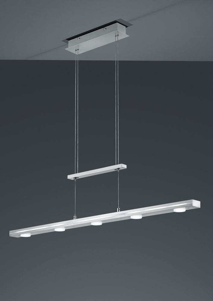 Lacal LED lampa wisząca 7-punktowa w kolorze niklowym, składająca się z dwóch poziomych elementów: dłuższego z pięcioma okrągłymi źródłami światła i krótszego. Zawieszona na cienkich linkach, montowana do sufitu, na ciemnym tle.