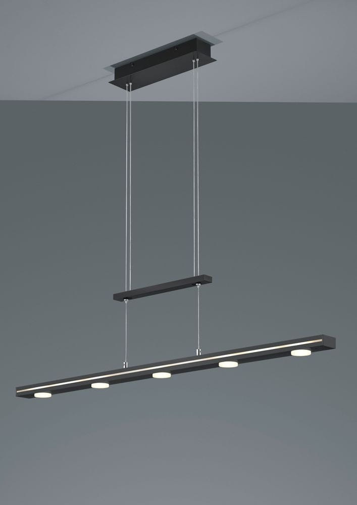 Czarna lampa wisząca Lacal z 7 punktami świetlnymi, złożona z dwóch poziomych pasków. Górny element montażowy w formie prostokąta, z zawieszeniem na cienkich linkach. Minimalistyczny design, idealna do nowoczesnych wnętrz.