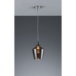 Lampa wisząca Calais, jedno źródło światła, w kolorze dymionym, metalowa, o kształcie stożka z szeroką podstawą, zawieszona na cienkim przewodzie. Wnętrze lampy widoczne, z żarówką w środku. Tło w odcieniach szarości.