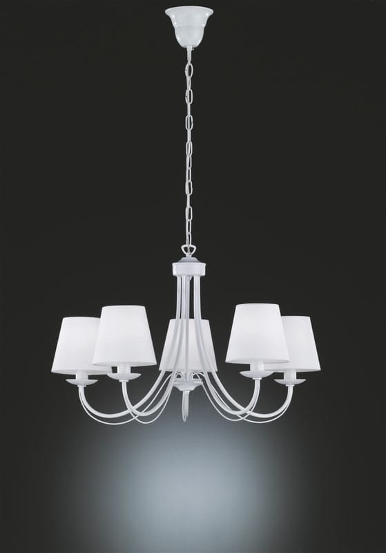 Lampa wisząca Cortez 5-punktowa w kolorze białym z pięcioma kloszami w kształcie stożka, zawieszona na łańcuchu. Posiada szklane detale i elegancki, prosty design, idealna do oświetlenia wnętrz. Ujęcie frontalne na ciemnym tle.