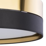 Lampa sufitowa Hilton D45, 3-punktowa, w kolorze czarnym i złotym. Kształt okrągły, z matowym czarnym wykończeniem i błyszczącą złotą obręczą. Widoczne detale wykończenia oraz struktura materiału. Ujęcie z boku, pokazujące połączenie kolorów.