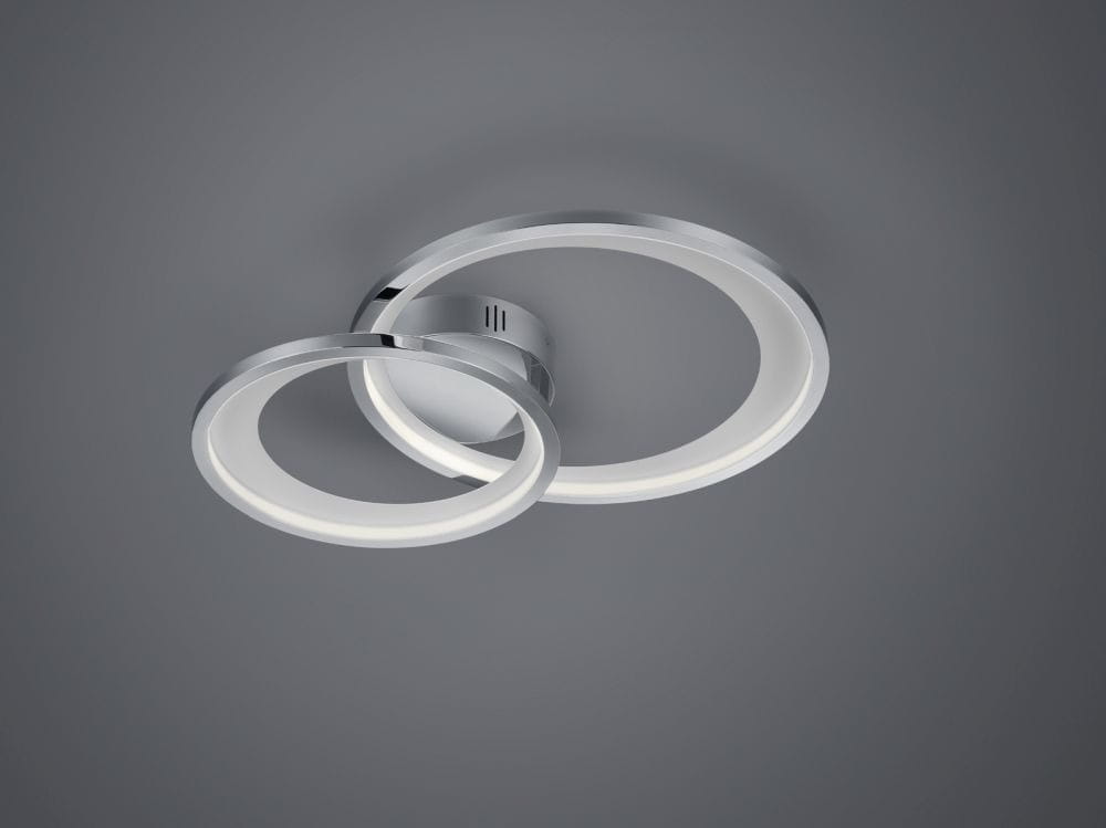 Lampa sufitowa LED Granada 2-punktowa w kolorze chromu i bieli, z dwoma okrągłymi kloszami. Ułożona w pozycji wiszącej, z nowoczesnym designem i minimalistycznymi detalami, na szarym tle.