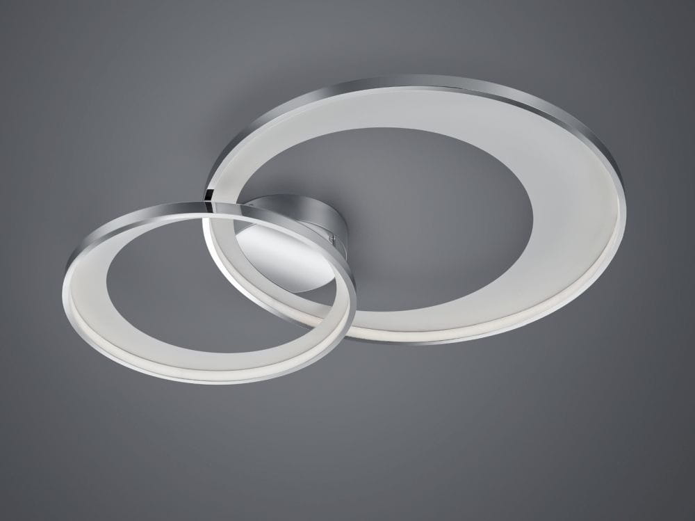 Lampa sufitowa LED Granada 2-punktowa w kolorze chromu i białym, z dwoma okrągłymi kloszami o różnej średnicy, zamontowana na okrągłej podstawie. Klosze emitują miękkie światło, idealna do nowoczesnych wnętrz.