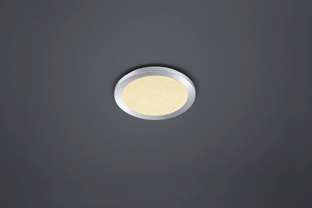 Plafon Cesar LED IP44 w kształcie okrągłym, z metalową obręczą w srebrnym kolorze i matowym, jasnym kloszem. Zamontowany na ciemnym tle, prezentuje nowoczesny design, doskonały do oświetlenia wnętrz.