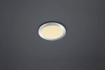 Plafon Cesar LED IP44 w kształcie okrągłym, z metalową obręczą w srebrnym kolorze i matowym, jasnym kloszem. Zamontowany na ciemnym tle, prezentuje nowoczesny design, doskonały do oświetlenia wnętrz.