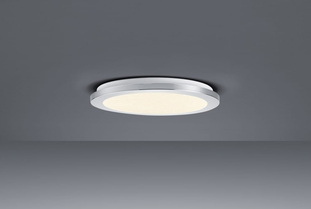 Plafon LED Cesar IP44 w kształcie okręgu, z białą, matową osłoną i metalowym, srebrnym wykończeniem. Zawieszony na szarym tle, prezentuje nowoczesny design. Idealny do oświetlenia wnętrz w wilgotnych pomieszczeniach.