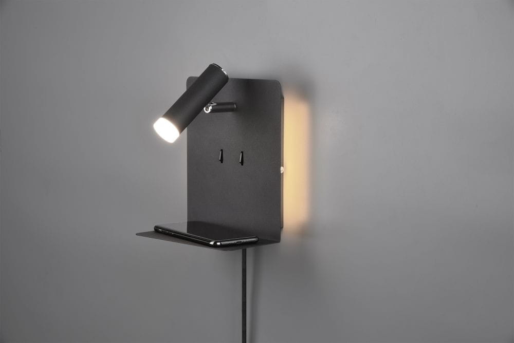 Czarny kinkiet LED z portem USB, montowany na ścianie. Posiada ruchomą głowicę oświetleniową oraz małą półkę. Ujęcie frontalne, na jednolitym tle. Widoczne dwa uchwyty na ścianie. Elegancki design, idealny do nowoczesnych wnętrz.