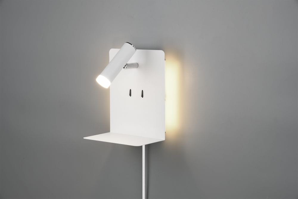 Biały kinkiet LED z portem USB, z lampą skierowaną w dół oraz niewielką półką. Prosta konstrukcja na tle szarym, z wbudowanym oświetleniem LED. Widoczne dwa otwory do montażu. Kinkiet umieszczony na ścianie w pozycji pionowej.