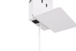 Biały kinkiet LED z portem USB, widok z boku. Produkt ma prostokątną półkę i kabel podłączony do portu. Kinkiet jest zamontowany na ścianie, z minimalistycznym, nowoczesnym designem.
