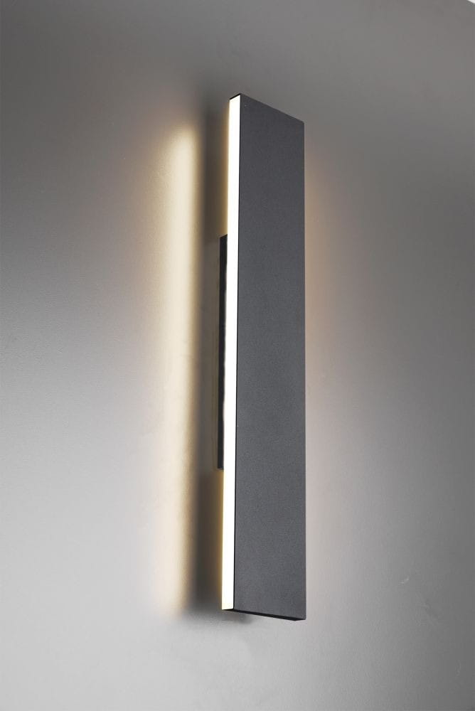 Kinkiet LED Concha 2-punktowy w kolorze antracytowym, prostokątny, montowany na ścianie. Posiada dwa źródła światła umieszczone na krawędziach, emitujące ciepłe światło, z minimalnym designem. Widok z boku na gładką powierzchnię i delikatne podświetlenie.