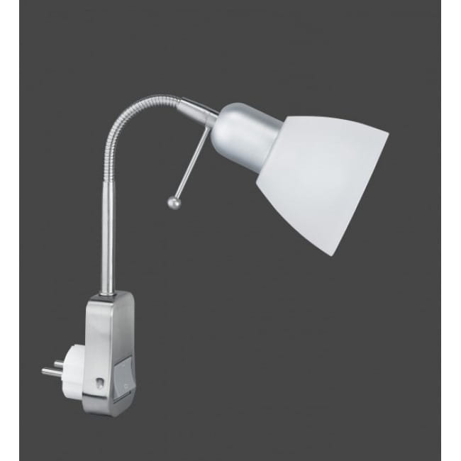 Lampka Ligara do kontaktu w kolorze niklowym. Posiada elastyczne ramię i biały klosz, zamontowana na wtyczce. Umożliwia regulację kierunku światła. Tło w ciemnym kolorze, produkt widoczny z boku.