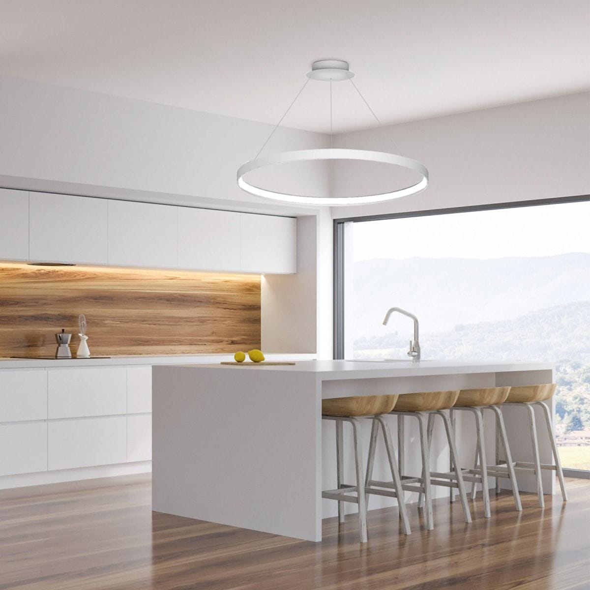Lampa wisząca Circle LED D78 w kolorze białym, z okrągłym kloszem, zawieszona nad białym blatem kuchennym. Klosz emituje światło, tworząc nowoczesny akcent w jasnym wnętrzu. Widoczna przestrzeń kuchni z drewnianym tłem i barowymi krzesłami.