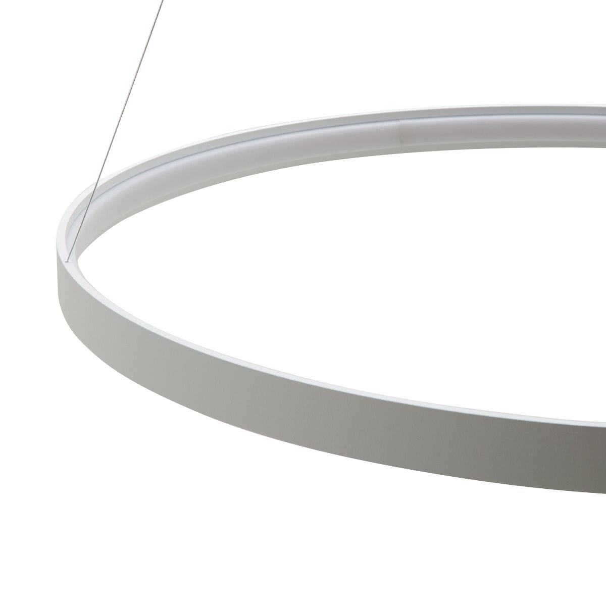 Biała lampa wisząca Circle LED D78 o okrągłym kształcie, z delikatnym, matowym wykończeniem. Widoczny jest cienki rant i zawieszenie. Lampa ma nowoczesny design, idealna do wnętrz minimalistycznych.