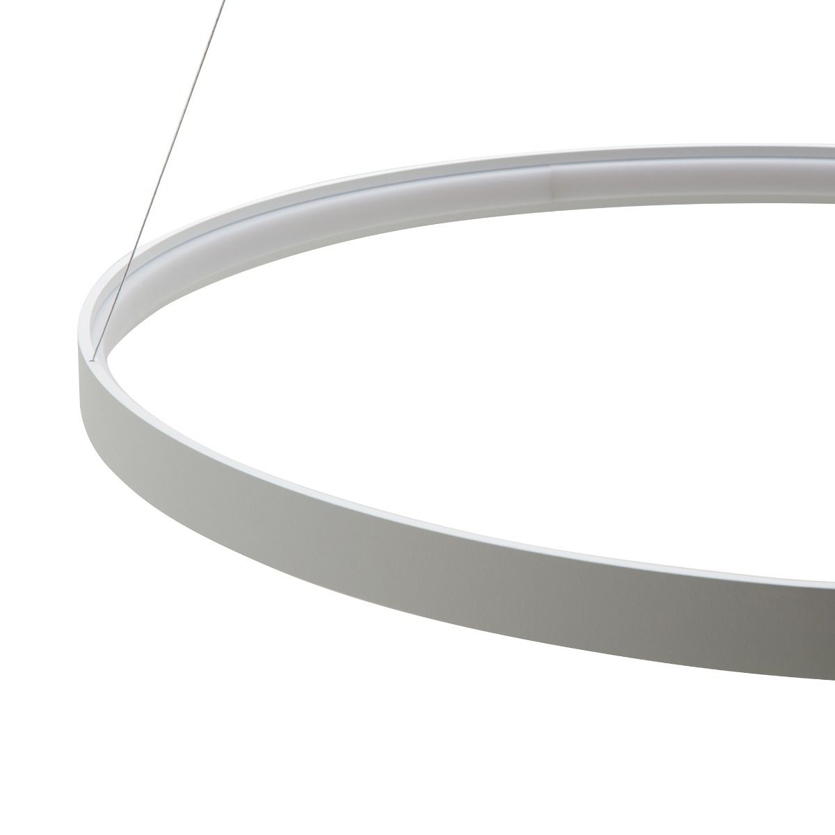 Biała lampa wisząca Circle LED D110 w kształcie okręgu, wykonana z matowego materiału. Ujęcie z boku, ukazujące cienki, okrągły korpus oraz zawieszenie na przezroczystym przewodzie. Prosty design, idealna do nowoczesnych wnętrz.