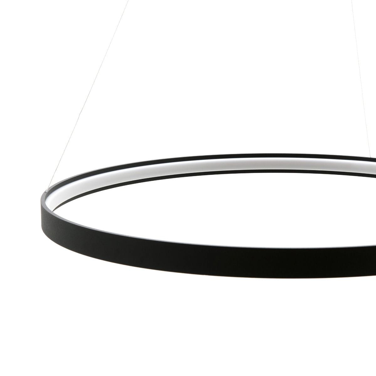 Czarna lampa wisząca Circle LED D78 o okrągłym kształcie, zawieszona na cienkich linkach. Posiada matowe wykończenie i biały pierścień LED wewnątrz. Produkt widoczny z boku, w minimalistycznym stylu, na jednolitym tle.