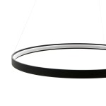 Czarna lampa wisząca Circle LED D78 o okrągłym kształcie, zawieszona na cienkich linkach. Posiada matowe wykończenie i biały pierścień LED wewnątrz. Produkt widoczny z boku, w minimalistycznym stylu, na jednolitym tle.