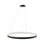 Czarna lampa wisząca Circle LED D110 o okrągłym kształcie, z metalowym kloszem, zawieszona na cienkich linkach. Prosty design z delikatnym złotym akcentem na krawędzi, montowana sufitowo, idealna do nowoczesnych wnętrz.