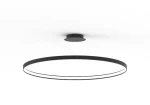 Czarna lampa wisząca Circle LED D110 o okrągłym kształcie, zawieszona na cienkich linkach. Posiada minimalistyczny design z metalowym stelażem i białym źródłem światła w środku, montowana do sufitu.