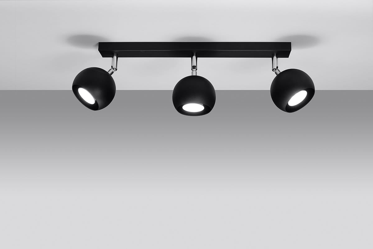 Czarna lampa sufitowa Oculare z trzema punktami świetlnymi, zamontowana na prostokątnej, metalowej podstawie. Reflektory mają okrągły kształt i są skierowane w dół, tworząc nowoczesny styl. Produkt widoczny na jednolitym tle.