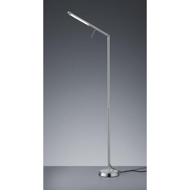 Lampa podłogowa LED Filigran w kolorze niklu, o smukłej, stalowej konstrukcji. Ujęcie frontalne, lampa ma jednopunktowe źródło światła i okrągłą podstawę. Kabel zasilający widoczny z boku. Tło ciemne, co podkreśla nowoczesny design.