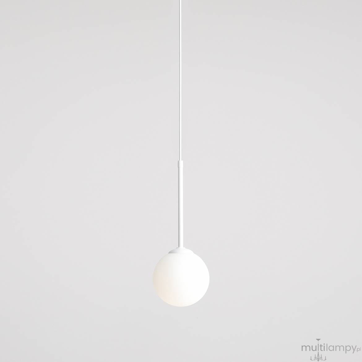 Lampa wisząca Bosso D14 w kolorze białym, z okrągłą, matową kulą oraz długim, prostym zawieszeniem. Produkt widoczny na jednolitym tle, zamontowany w pionie. Idealna do nowoczesnych wnętrz.