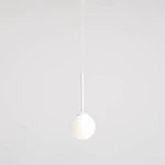Lampa wisząca Bosso D14 w kolorze białym, z okrągłą, matową kulą oraz długim, prostym zawieszeniem. Produkt widoczny na jednolitym tle, zamontowany w pionie. Idealna do nowoczesnych wnętrz.