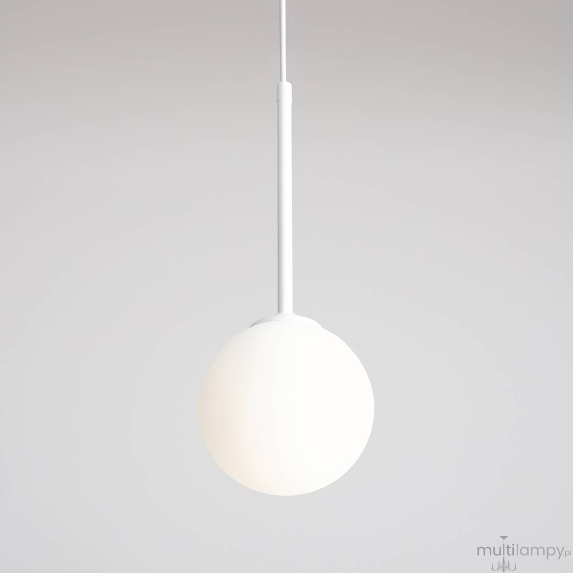 Lampa wisząca Bosso D14 o białym, okrągłym kloszu wykonanym z matowego materiału. Zawieszona na cienkim, białym przewodzie. Prosta forma, idealna do nowoczesnych wnętrz. Tło w jasnym odcieniu, podkreślające elegancję lampy.