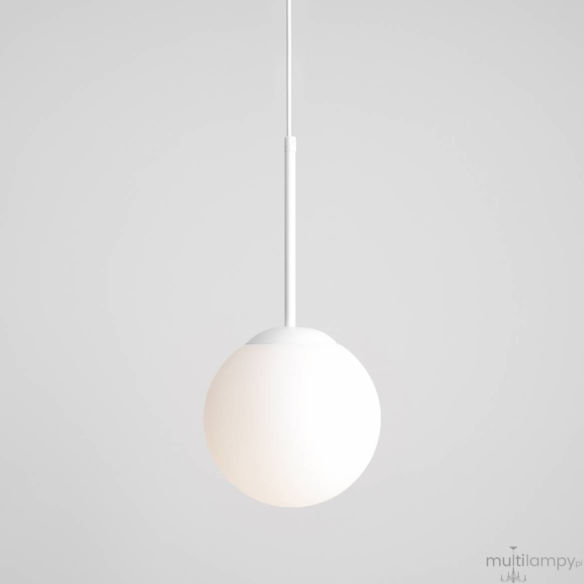 Biała lampa wisząca Bosso D20 z okrągłym kloszem, zawieszona na cienkim, białym przewodzie. Klosz ma matową powierzchnię, a całość prezentuje się minimalistycznie na jednolitym tle.