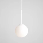 Biała lampa wisząca Bosso D20 z okrągłym kloszem, zawieszona na cienkim, białym przewodzie. Klosz ma matową powierzchnię, a całość prezentuje się minimalistycznie na jednolitym tle.