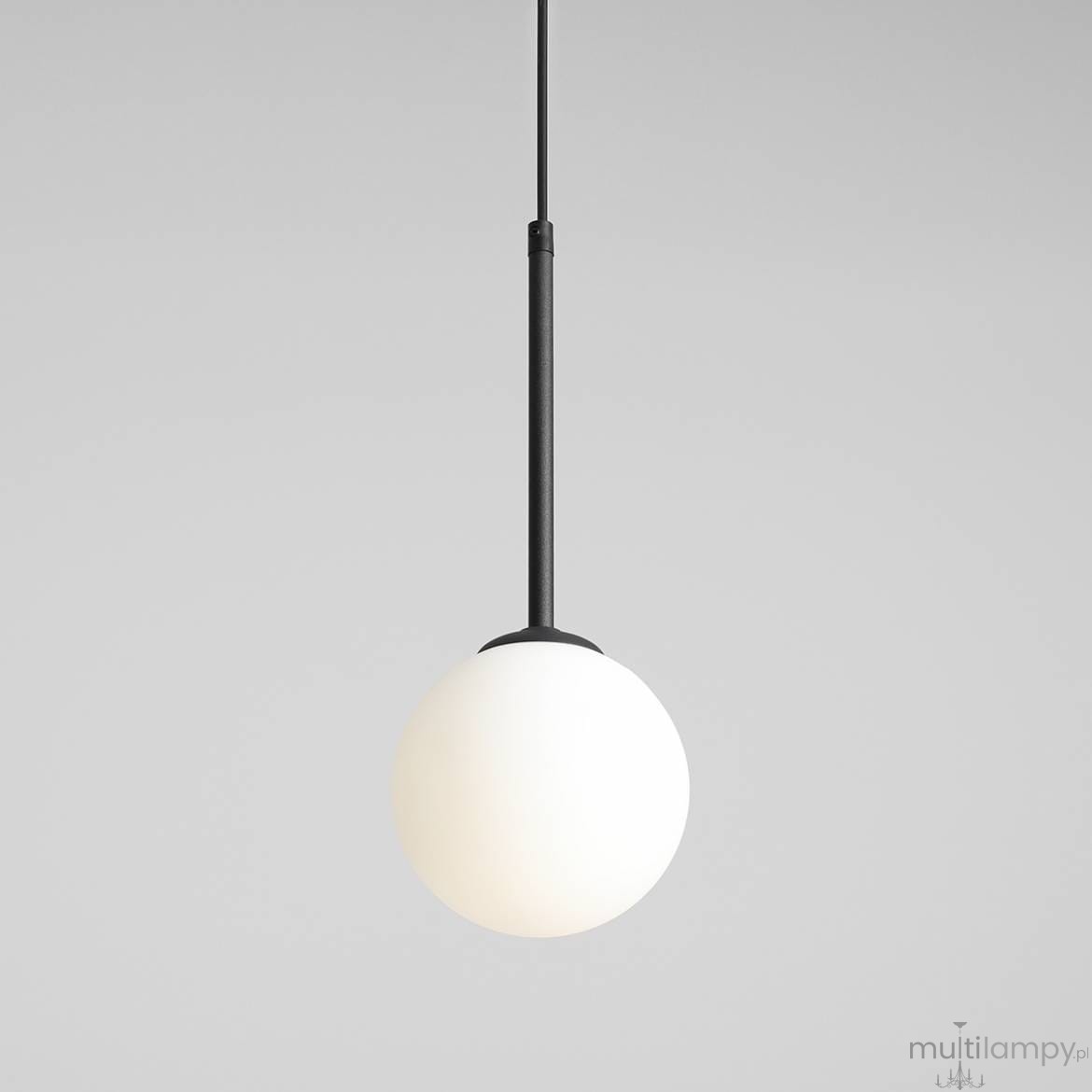 Czarna lampa wisząca Bosso D14 z białym, okrągłym kloszem, zawieszona na cienkim przewodzie. Klasyczny design, idealna do nowoczesnych wnętrz, umieszczona na jednolitym tle.