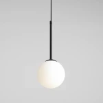 Czarna lampa wisząca Bosso D14 z białym, okrągłym kloszem, zawieszona na cienkim przewodzie. Klasyczny design, idealna do nowoczesnych wnętrz, umieszczona na jednolitym tle.