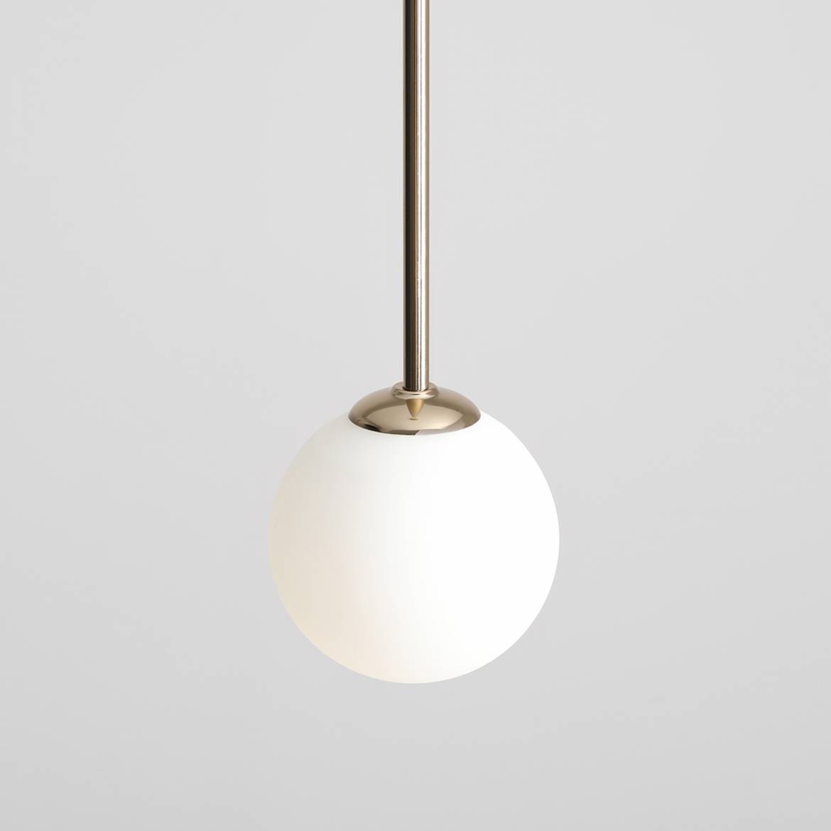 Lampa wisząca Bosso D14 w kolorze złotym z okrągłym, matowym kloszem z białego szkła. Produkt zawieszony na cienkiej, metalowej rurze, widok z góry, na jednolitym, jasnym tle. Idealna do nowoczesnych aranżacji wnętrz.