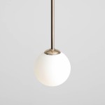 Lampa wisząca Bosso D14 w kolorze złotym z okrągłym, matowym kloszem z białego szkła. Produkt zawieszony na cienkiej, metalowej rurze, widok z góry, na jednolitym, jasnym tle. Idealna do nowoczesnych aranżacji wnętrz.