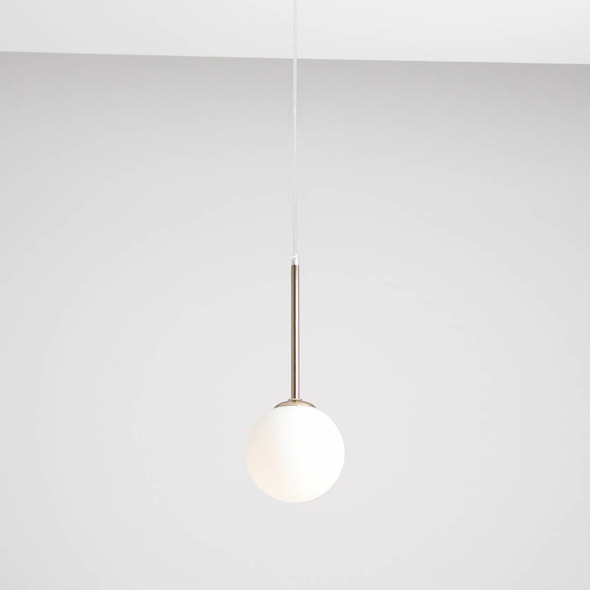 Lampa wisząca Bosso D14 z jedną punktem świetlnym, złota, z okrągłym kloszem z matowego szkła. Produkt zawieszony na cienkim przewodzie, prezentowany na prostym, jasnym tle.