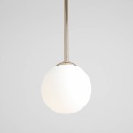 Lampa wisząca Bosso D14 o złotym wykończeniu z białym, okrągłym kloszem. Ujęcie frontalne, lampa zawieszona na cienkim pręcie. Prosty design, idealna do nowoczesnych wnętrz. Tło w jednolitej, jasnej kolorystyce.