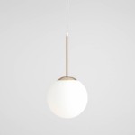 Lampa wisząca Bosso D20 w kolorze złotym z białym, okrągłym kloszem. Produkt zawieszony na cienkim, przezroczystym sznurku. Kształt minimalistyczny, idealny do nowoczesnych wnętrz. Tło jasne, jednolite.