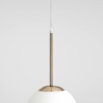 Lampa wisząca Bosso D20 w złotym kolorze z białym kloszem, o okrągłym kształcie. Widoczny metalowy element mocujący w odcieniu złota oraz przezroczysty przewód. Ujęcie z góry, prezentujące detal konstrukcji.