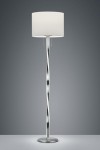 Lampa podłogowa Nandor E27 w kolorze niklowym z białym abażurem. Posiada trzy punkty świetlne i smukłą, falującą podstawę. Ujęcie frontalne, produkt stoi na płaskiej powierzchni, w tle ciemnoszare.