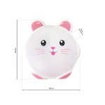 Plafon LED Sweet Pink w kształcie kota o średnicy 40 cm i grubości 8 cm. Biały klosz z różowymi uszami i uśmiechniętą buzią, wykonany z tworzywa sztucznego. Produkt zamontowany na suficie, idealny do pokoju dziecięcego.
