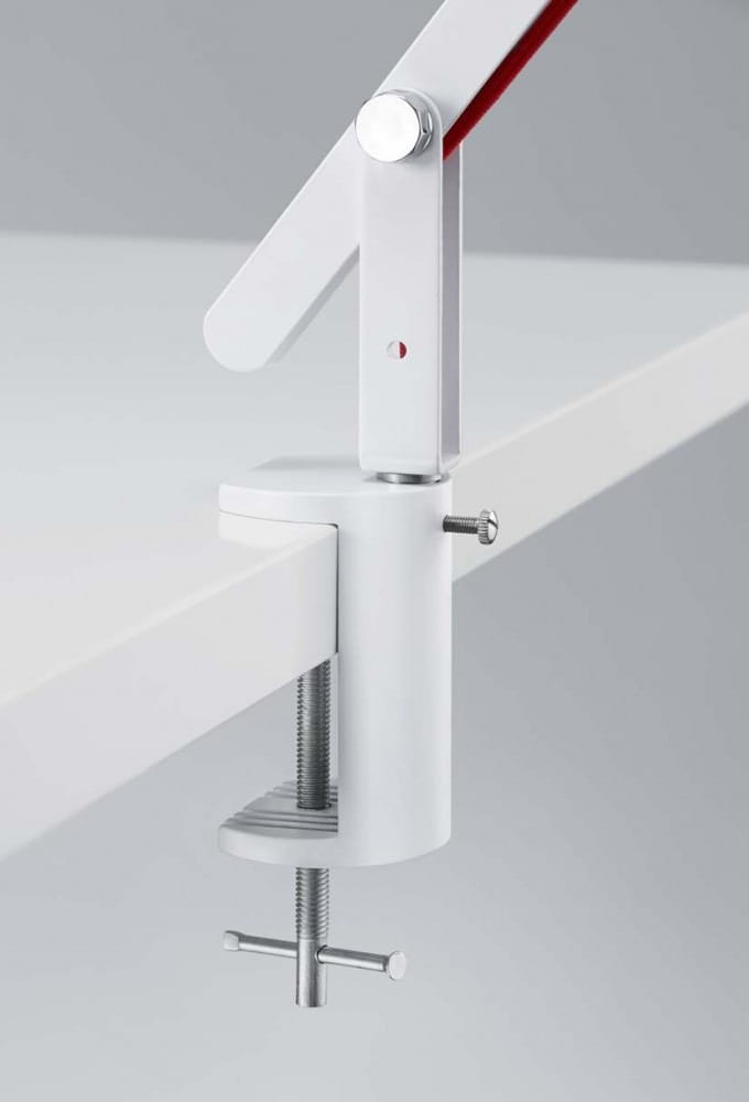 Biała lampka biurkowa Amsterdam LED z jednopunktowym źródłem światła, zamocowana do blatu za pomocą metalowego zacisku. Widoczny mechanizm regulacji ramienia oraz wykończenie w minimalistycznym stylu.
