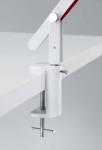 Biała lampka biurkowa Amsterdam LED z jednopunktowym źródłem światła, zamocowana do blatu za pomocą metalowego zacisku. Widoczny mechanizm regulacji ramienia oraz wykończenie w minimalistycznym stylu.